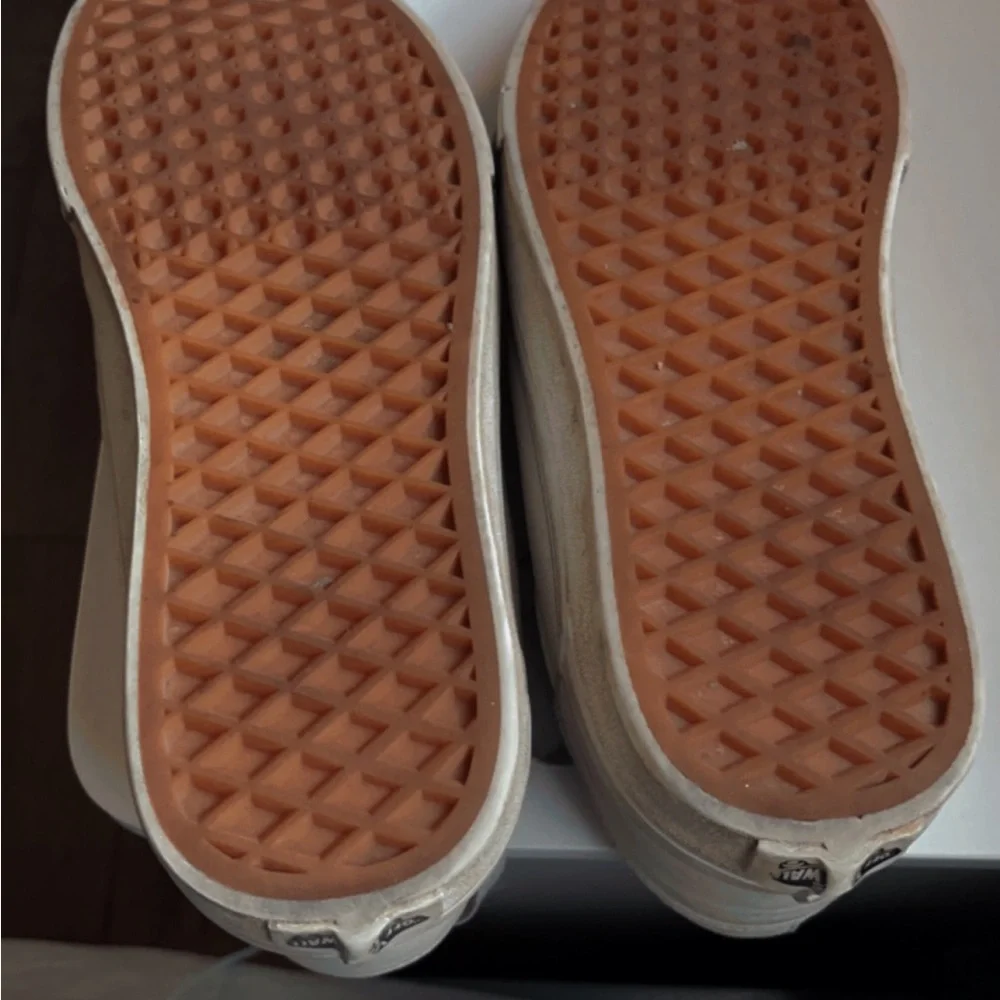 White vans - Picture 3 of 5